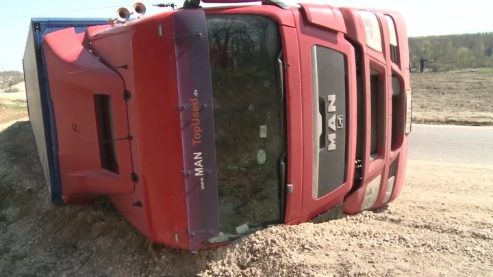 Un TIR plin cu carton s-a răsturnat în Făleşti. Şoferul, transportat la spital