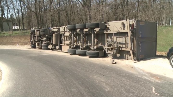 Un TIR plin cu carton s-a răsturnat în Făleşti. Şoferul, transportat la spital