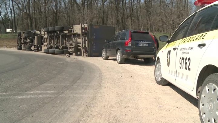 Un TIR plin cu carton s-a răsturnat în Făleşti. Şoferul, transportat la spital