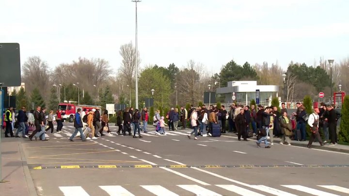 Simulare de amploare pe Aeroportul din Chişinău. Peste 200 de angajaţi şi pasageri au fost evacuaţi, după ce un ghişeu a luat foc