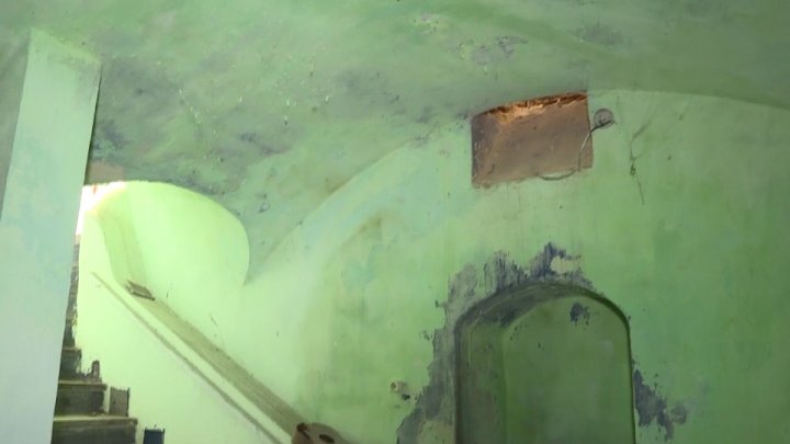 Un crater imens a apărut pe strada principală din Comrat. Locuinţele localnicilor ar putea fi afectate