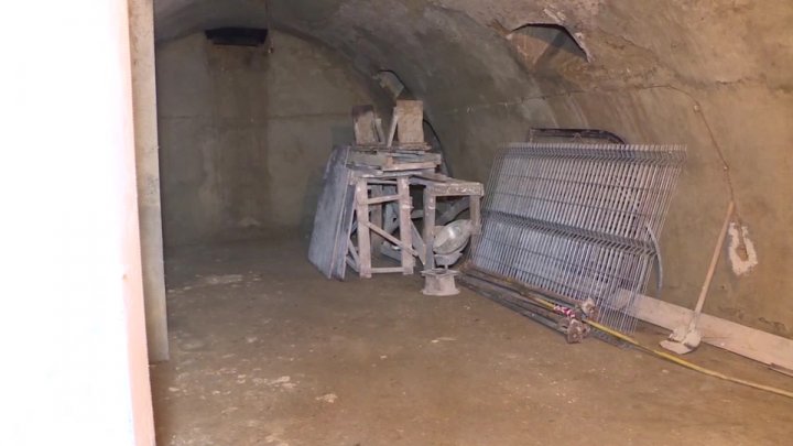 Un crater imens a apărut pe strada principală din Comrat. Locuinţele localnicilor ar putea fi afectate