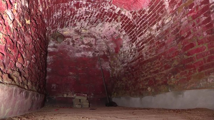 Un crater imens a apărut pe strada principală din Comrat. Locuinţele localnicilor ar putea fi afectate