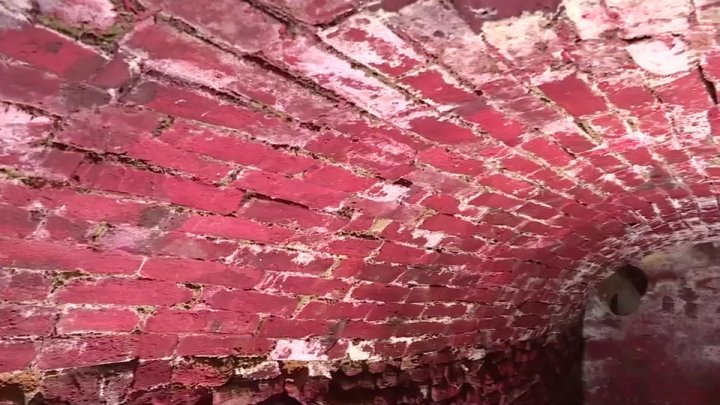 Un crater imens a apărut pe strada principală din Comrat. Locuinţele localnicilor ar putea fi afectate