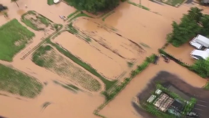 Stare de urgenţă în Hawaii. Peste 200 de oameni au fost evacuaţi de salvatori din cauza inundaţiilor de proporţii şi alunecărilor de teren