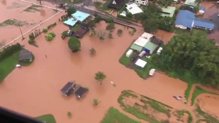 Stare de urgenţă în Hawaii. Peste 200 de oameni au fost evacuaţi de salvatori din cauza inundaţiilor de proporţii şi alunecărilor de teren