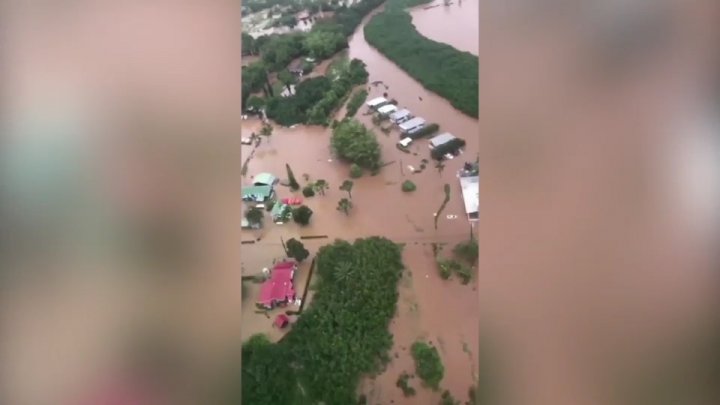 Stare de urgenţă în Hawaii. Peste 200 de oameni au fost evacuaţi de salvatori din cauza inundaţiilor de proporţii şi alunecărilor de teren