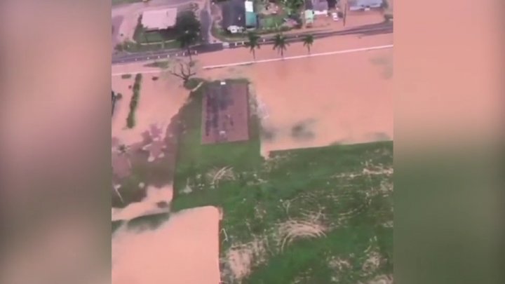 Stare de urgenţă în Hawaii. Peste 200 de oameni au fost evacuaţi de salvatori din cauza inundaţiilor de proporţii şi alunecărilor de teren