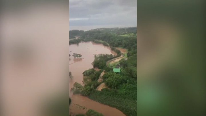 Stare de urgenţă în Hawaii. Peste 200 de oameni au fost evacuaţi de salvatori din cauza inundaţiilor de proporţii şi alunecărilor de teren