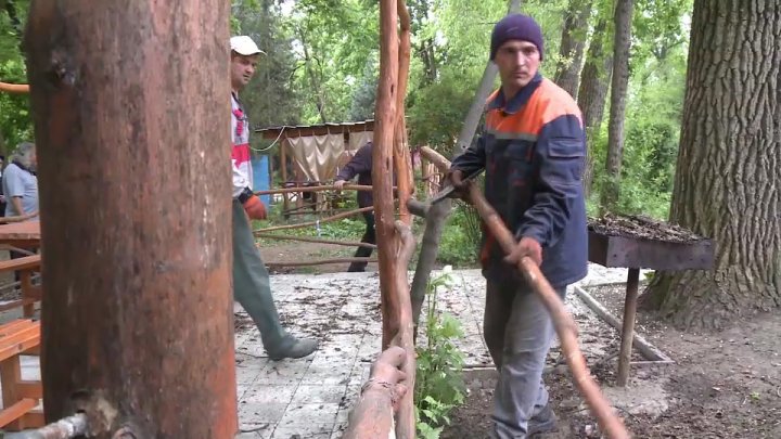 Demolare cu scandal în parcul Râşcani din Capitală: Mai multe foişoare, dezafectate