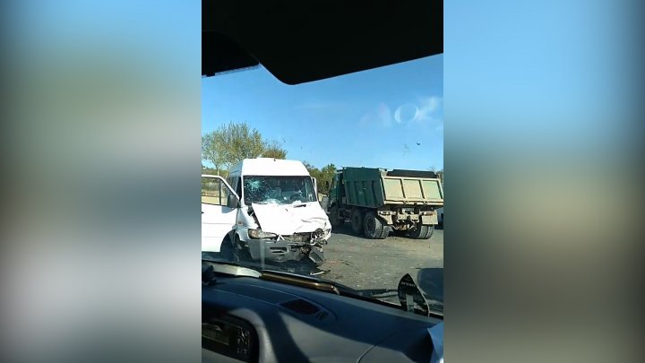 ACCIDENT GRAV pe drumul național Chișinău - Vatra. Un camion s-a izbit violent de un microbuz. Doi copii, RĂNIȚI (VIDEO)