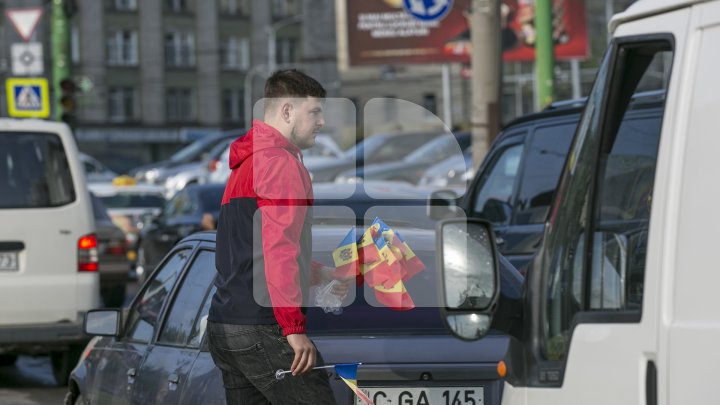 Omagiu Tricolorului! Tinerii democraţi au împărţit mii de steguleţe în Capitală (FOTO)