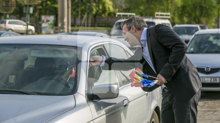 Omagiu Tricolorului! Tinerii democraţi au împărţit mii de steguleţe în Capitală (FOTO)