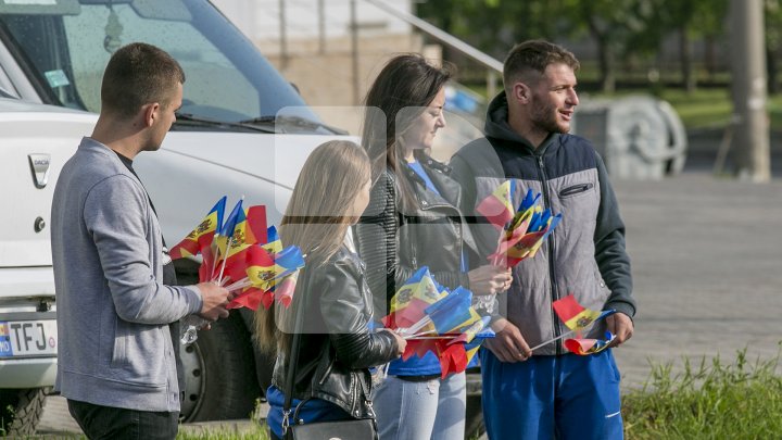 Omagiu Tricolorului! Tinerii democraţi au împărţit mii de steguleţe în Capitală (FOTO)