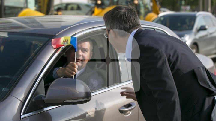 Omagiu Tricolorului! Tinerii democraţi au împărţit mii de steguleţe în Capitală (FOTO)