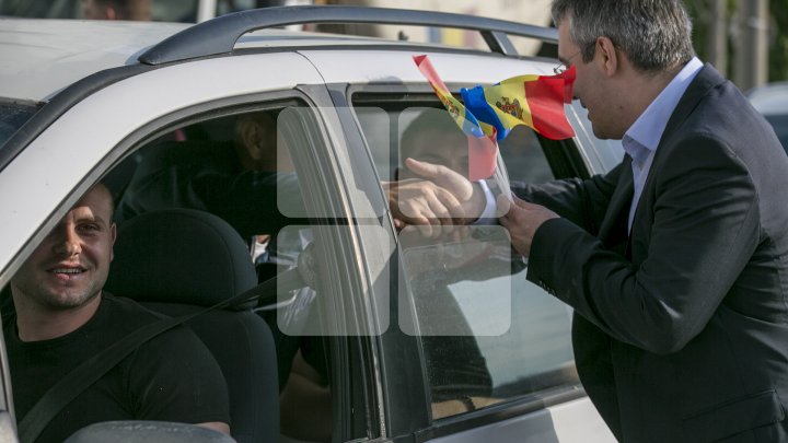 Omagiu Tricolorului! Tinerii democraţi au împărţit mii de steguleţe în Capitală (FOTO)