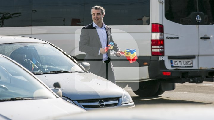 Omagiu Tricolorului! Tinerii democraţi au împărţit mii de steguleţe în Capitală (FOTO)