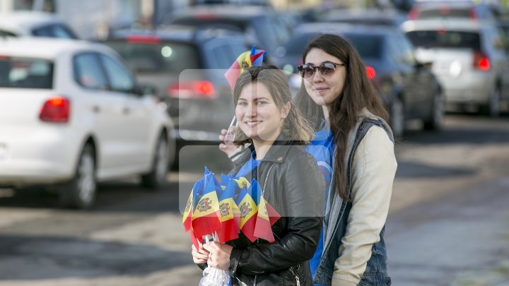 Omagiu Tricolorului! Tinerii democraţi au împărţit mii de steguleţe în Capitală (FOTO)