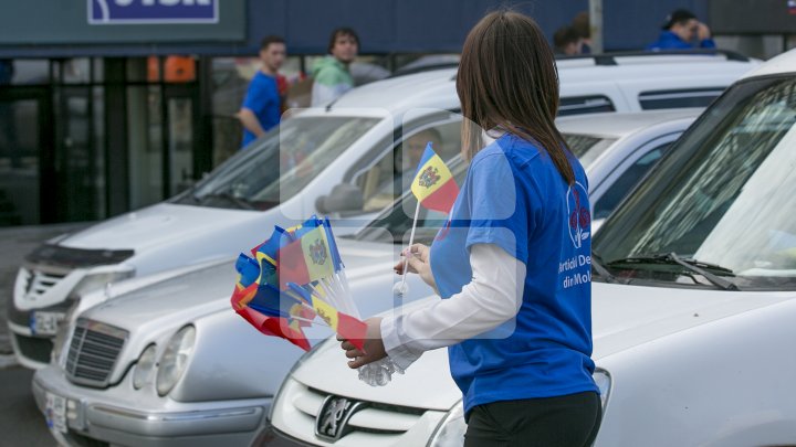 Omagiu Tricolorului! Tinerii democraţi au împărţit mii de steguleţe în Capitală (FOTO)