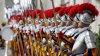 Garda Elvețiană de la Vatican își schimbă uniforma! Soldaţii vor purta căști dotate cu echipament hi-tech