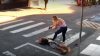 TRAGIC! Un bărbat înarmat care a încercat să jefuiască câțiva copii din fața unei școli a fost împușcat mortal de o mamă (VIDEO)