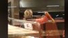 Lasă-o aşa, că-i bine aşa! O angajată a unui magazin întoarce cu coada de mătură pâinea în cuptor. REACŢIA Kaufland (VIDEO)