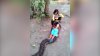 JOACĂ PERICULOASĂ. Două fetiţe s-au urcat şi s-au plimbat pe spatele unui şarpe uriaş (VIDEO VIRAL)