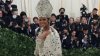 Apariţie strălucitoare la MET GALA 2018. Rihanna, într-o ținută ca Papa (FOTO)