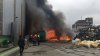 Incendiu violent la un depozit de plastic din Prahova. Flăcările riscă să ajungă la un rezervor de 400 de litri de motorină (VIDEO)