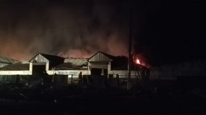 INCENDIU PUTERNIC lângă autogara din Strășeni. Un depozit şi o parcare cu tehnică agricolă, MISTUITE în întregime de flăcări (FOTO/VIDEO)