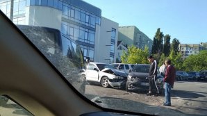 Accident rutier în sectorul Buiucani al Capitalei. Două mașini s-au CIOCNIT VIOLENT (FOTO)