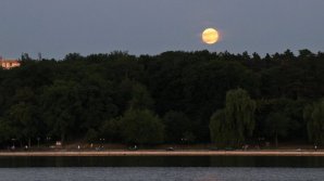 IMAGINI ULUITOARE! Cum a fost văzută luna plină florală în Chişinău şi în diferite colţuri ale lumii (FOTO)