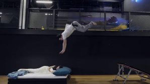 Acrobaţii silenţioase în pat. Gaşper Novaka a executat câteva salturi acrobatice în timp ce prietena sa dormea