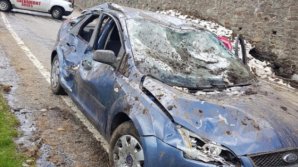 PERICOL DE MOARTE! Două maşini au fost prinse de o avalanşă de pietre pe Tranfăgărăşan (FOTO)