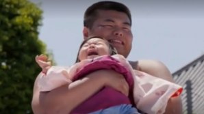 Competiţie bizară în Japonia. Părinții plătesc luptătorii de sumo să le sperie copiii. Care este motivul 