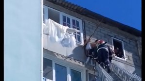 Copilă de 7 ani din Bălţi, SALVATĂ ÎN ULTIMA CLIPĂ! Atârna în gol de la AL CINCILEA ETAJ (VIDEO)