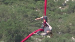 Start sezonului de Bungee Jumping. Zeci de curajoşi au sărit în gol de la 30 de metri înălţime