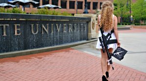 S-a întors cu arma la facultate, la o zi după absolvire. Gestul înfricoșător făcut de o absolventă