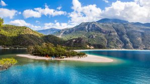 Peisaj desprins parcă din poveşti. Cum arată cea mai frumoasă lagună albastră de pe Pământ (FOTO)