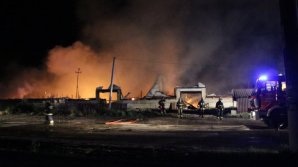 Pompierii au trei versiuni în cazul incendiului de la depozitul din Străşeni (GALERIE FOTO)