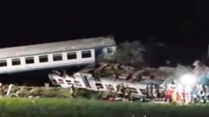 PUBLIKA WORLD: Accident de tren în Italia, în apropiere de Torino. Doi oameni au murit, iar 20 au fost răniţi (VIDEO)