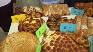 Târg caritabil la Chişinău. Femeile Democrate au copt cozonaci pentru o cauză nobilă