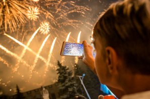 CONCERT DE EXCEPŢIE şi un GRANDIOS FOC DE ARTIFICII la Nisporeni. Vlad Plahotniuc, Andrian Candu şi Pavel Filip au făcut băi de mulţime