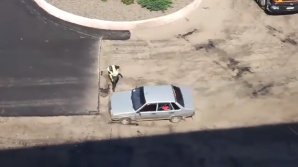 IMAGINI INCREDIBILE în Ucraina. Polițiștii au încercat să oprească CU FOCURI DE ARMĂ o șoferiță drogată care făcea cercuri și râdea de ei (VIDEO)