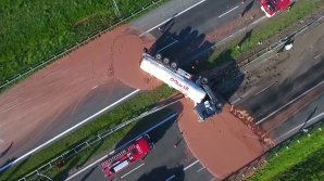 Râu de ciocolată caldă pe o autostradă din Polonia după ce o cisternă s-a răsturnat