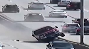 Cascadorie fără voie, pe autostradă. Şoferul unei camionete a spulberat doi stâlpi în plin trafic (VIDEO)