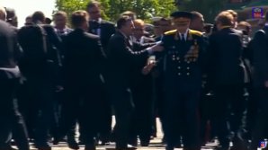 MOMENTUL în care un veteran este ÎMBRÂNCIT pentru că s-a apropiat prea mult de Putin (VIDEO)