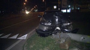 Era beat la volan şi a ajuns cu maşina într-un pilon din Capitală. Ce a întrebat când a coborât din automobil. TOŢI AU RÂS ÎN HOHOTE