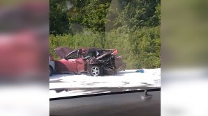 Accident grav pe șoseaua Chișinău-Leușeni. Un minor a ajuns la spital după ce maşina în care se afla a fost lovită de un camion (VIDEO)