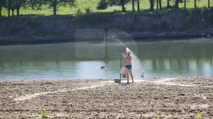 Se scaldă în râul Nistru şi fac băi de soare. Odihna de vară, în toi pe plaja de la Vadul lui Vodă (FOTOREPORT)